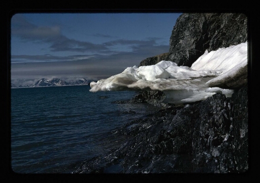 Un morceau de glace sur la rive d'un fjord - mission CNRS 1966