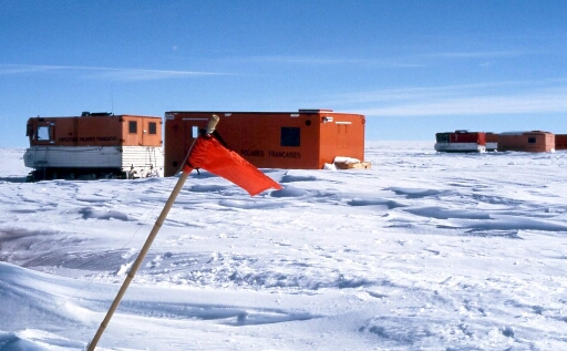 Base temporaire D21 : Caravanes et HB-40 sur la glace