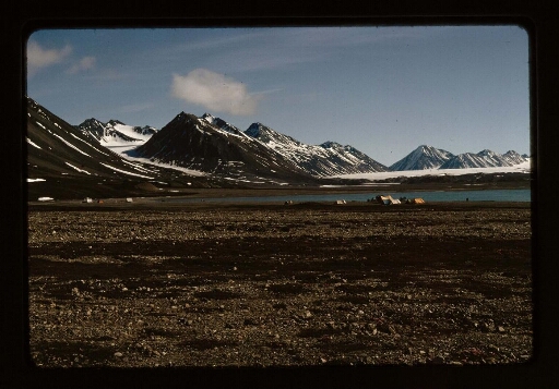 Vue sur un campement près d'un fjord - mission CNRS 1966