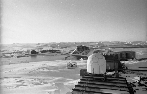 Pendant l'hivernage 79 : les labos 1 (n°25) et 2 (n°26), le logement hivernage (n°42). Les îles Cuvier et du Lion, icebergs.