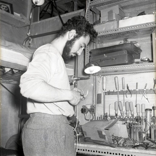 Dans l'atelier de la radio l'opérateur radio Maurice Sebbah.