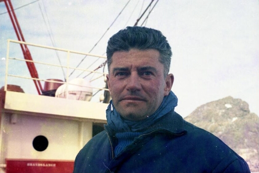 Portrait en buste de Robert Guillard, chef des opérations de la campagne d'été 65/66 à bord du Thala Dan.