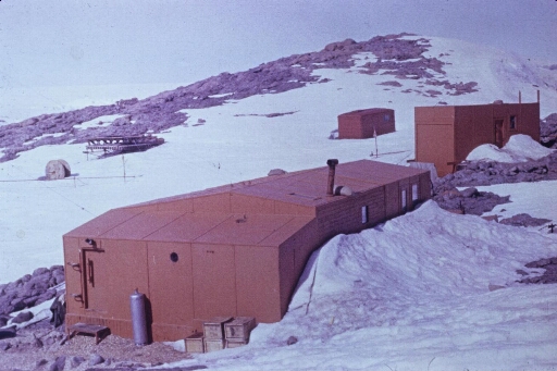 Après l'installation de la base Dumont d'Urville, la base Marret, régulièrement entretenue, sert de base de secours.