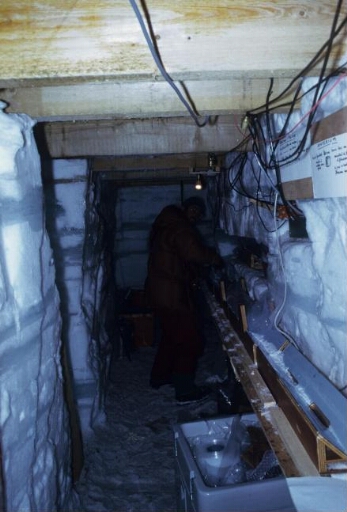 Sur le continent, à Cap Prudhomme, la cave creusée dans le névé pour l'entreposage et la préparation des carottes de glace.