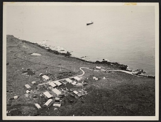 Vue aérienne de la base, la côte et le Marion Dufresne.
