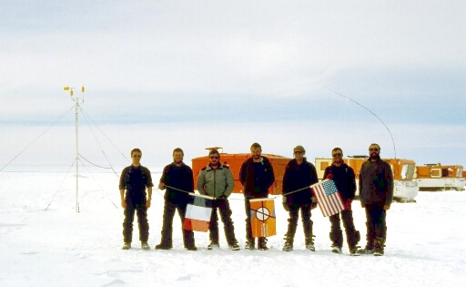 Base temporaire D21 : Photo de groupe près de la station météorologie