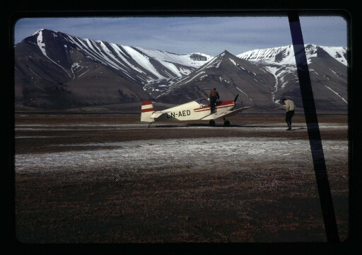 Deux hommes dans un avion à Longyearbyen - mission CNRS 1964 - vue 7