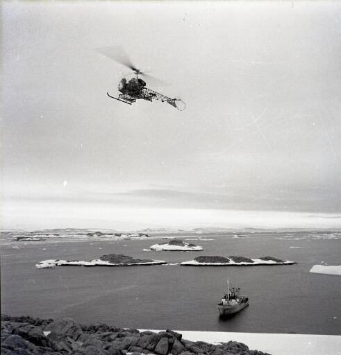 Le Norsel au mouillage à l'ouest de l'île des Pétrels. Hélico Bell 47 en vol. Les îles en direction du continent.