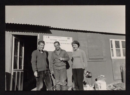 Jean Corbel et Marie Corbel à coté d'un homme russe, Youri Lavrouskini, près de l'entrée d'une cabane - mission du CNRS 1966