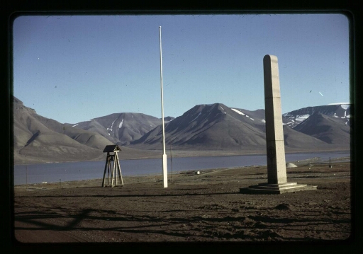Longyearbyen - bord du fjord - mission CNRS 1963 - vue 2