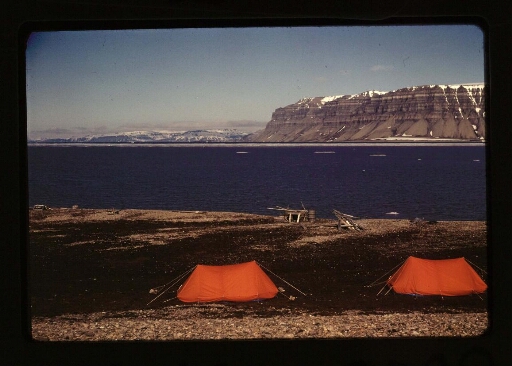 Tentes oranges et une cabane en bois près de l'Isfjord- mission CNRS 1964  - vue 2