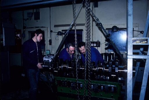 Centrale électrique (Bt n°24) : révision d'un groupe électrogène. Le chef de centrale G. Noyaux (au centre), les mécaniciens J-D. Desperies et D. Toulemont.