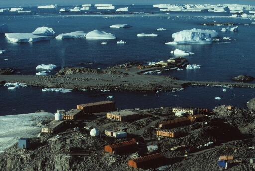 Survol à basse altitude, vers le nord-est, de la base en direction de la piste du Lion. Nombreux icebergs dans une mer libre.