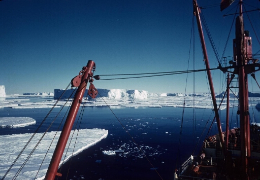 Vue depuis la paserelle, le Magga Dan progresse dans le pack encombré de nombreux icebergs. Beau temps calme.