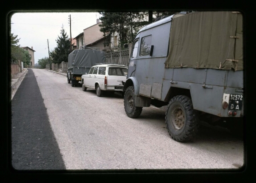 Camions et voitures garés allée Cl Dumond à Caluire- mission CNRS 1965 - vue 3