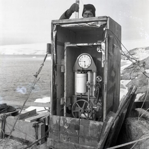 L'enregistreur du marégraphe derrière lequel on aperçoit François Tabuteau.
