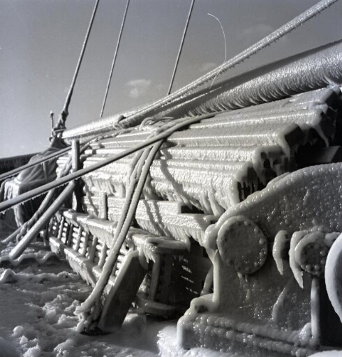 Les embruns gelés recouvrent pont et apparaux du navire.