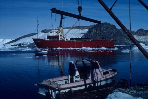 Le Polarbjorn entre les îles des Pétrels et Jean Rostand. La vedette de service Arcor au portique de mise à l'eau.
