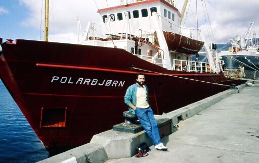 Christian Grevisse, chef de district 1987 pose devant le PolarBjorn.