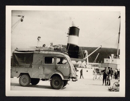 Embarquement du matériel à Tromsø,  le camion près du navire le Lyngen - mission CNRS 1963, vue 5