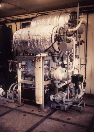 Dans la centrale électrique (Bt n°24), le distillateur d'eau de mer, sous vide et à basse température, Nerpic.