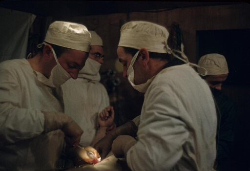 Intervention chirurgicale : dans une salle d'opération improvisée, le médecin Gilbert Goy (à gauche) opère André Lebeau. A ses côtés les trois assistants.