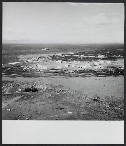 Vue aérienne et d'ensemble de la base. Le Marion Dufresne près de la côte. Photo 1