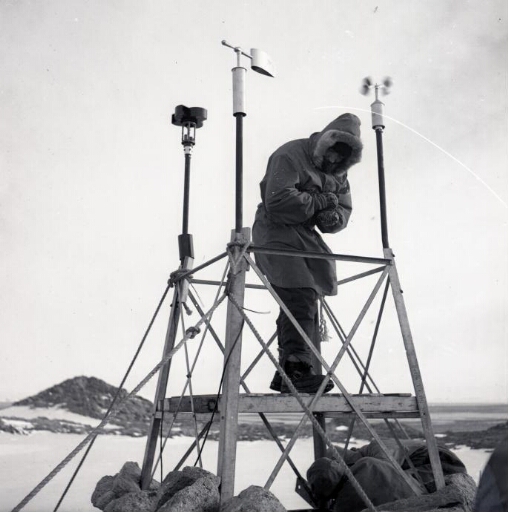 Un homme sur la plateforme météo installée sur un relief surplombant la base.