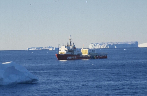 Deuxième incursion du navire Greenpeace dans l'archipel de Pointe Géologie.
