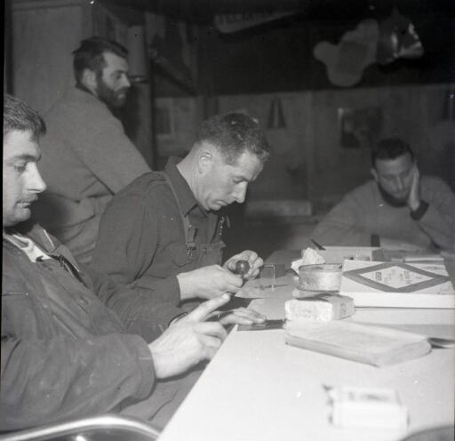 Moment de détente pour quatre hivernants dont le chef de mission Gaston Rouillon (préparant sa pipe).