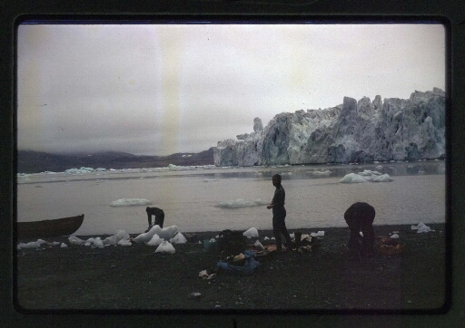 Les plongeurs de l'équipe debout sur la rive, près du front du glacier de la Baie du Roi - mission CNRS 1964