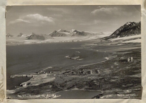 Vue aérienne de Ny-Ålesund et de ses environs
