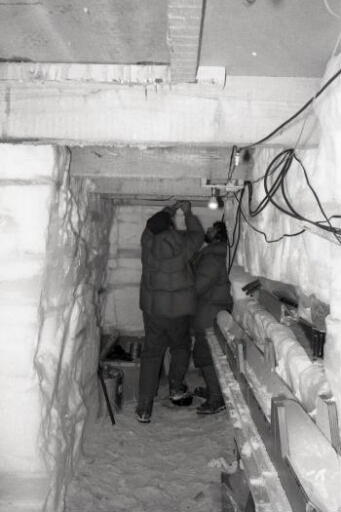 Travaux de glaciologie à Cap Prudhomme : deux glaciologues dans la cave creusée dans le névé pour la conservation des carottes de glace.