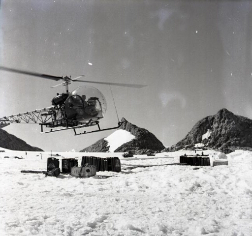Hélicoptère Bell 47 G 2 à basse altitude. Matériels à transporter. Les rochers Cervin et Mont Rose.