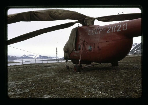 Visite des Russes par hélicoptère à la base Corbel- mission CNRS 1965 - vue 1