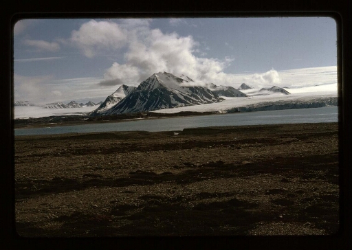 Glacier, fjord et plage - mission CNRS 1966 - vue 1