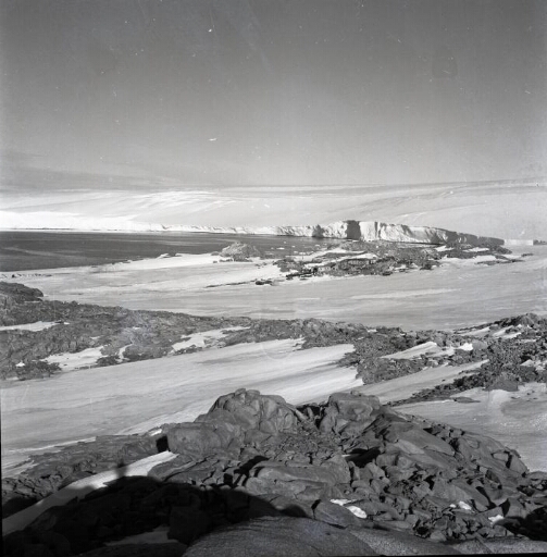 Vue générale du site de Port Martin que l'on distingue sur la falaise de glace du continent.