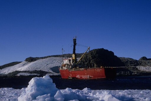 Le Polarbjorn amarré aux îles des Pétrels et Jean Rostand.