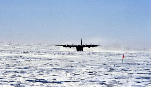 Base temporaire D21 : Atterrissage de l'avion LC-130.