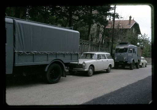 Camions et voitures garés allée Cl Dumond à Caluire- mission CNRS 1965 - vue 1