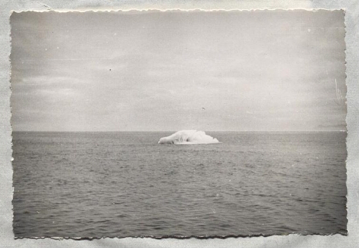Un iceberg au milieu de la mer