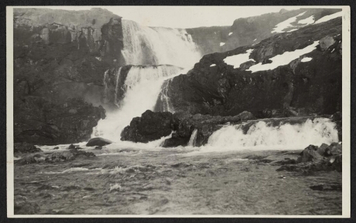 La cascade de l'Alster, au débouché de Val Mongon (fjord Boissière)