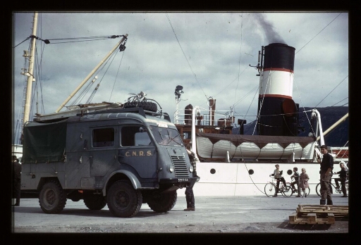 Camion du CNRS sur le quai du port de Tromsø avant embarquement - mission CNRS 1965