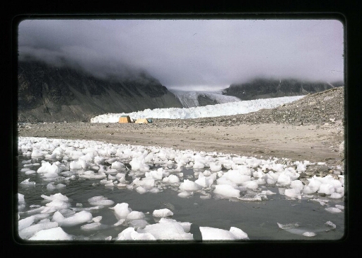 Vue sur un campement prèsd'un glacier, sur la rive du Fjord - mission CNRS 1965