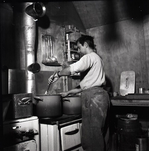 Le cuisinier Guy Duffau prépare le repas dans la cuisine du bâtiment principal.