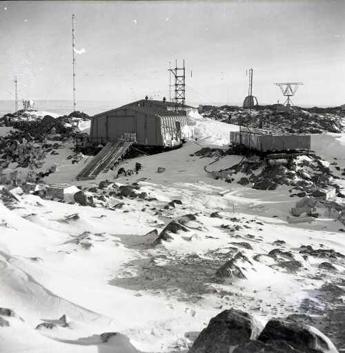 Vue sur le centre de la base : la centrale, le bâtiment principal, la cuve à Gasoil, la tour météo et le pylone radio.