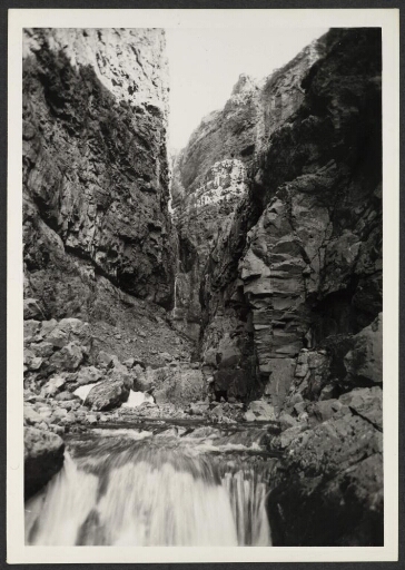 Cascade d'un ruisseau entre deux falaises