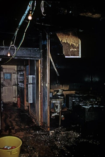 Le bâtiment séjour ravagé par un incendie le 23.07.1973. Remise en état par les hivernants : le sas d'entrée du bâtiment et l'office de la cuisine.