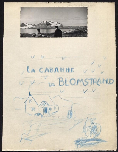 Hommes à la cabane de Blomstrand ( Blomstrandhalvøya) qui regardent une étendue d'herbe, une étendue d'eau et une montagne enneigée