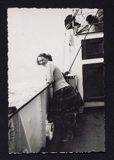 Une femme sur le pont d'un navire. L'institutrice de Mo. Irana